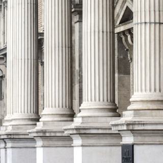 web-justiz-saeulen